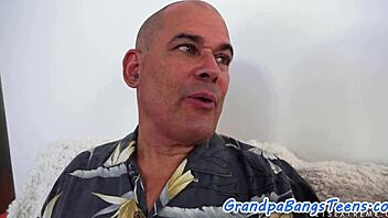 Έφηβη 18+ γαμιέται κουταλιά και λατρεύει κάθε εκατοστό του πούτσου του γερόντη