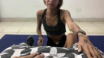 mi hermanastra paga mi silencio con mamada y follada dura 😜