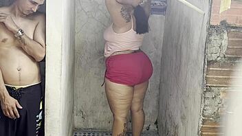 Madrastra nikmati saat peribadi dengan kekasih di bilik mandi