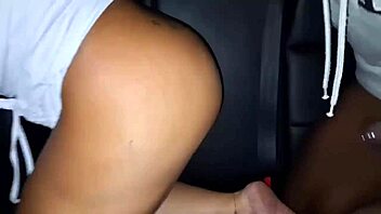 Dei uma carona pra minha vizinha e botei nela no banco de traz do carro!