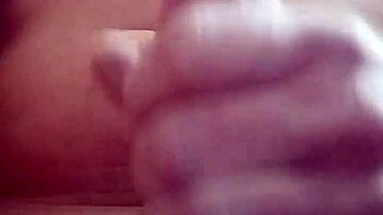 睡梦中用力射精，大鸡巴外露