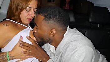 Dei uma carona pra minha vizinha e botei nela no banco de traz do carro!