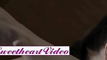 Kåt babe lokker stesøster i seng for fittelek