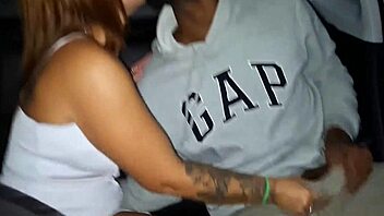 Dei uma carona pra minha vizinha e botei nela no banco de traz do carro!