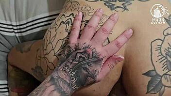 Tatoveret chefstøj elsker anal bagfra