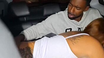 Dei uma carona pra minha vizinha e botei nela no banco de traz do carro!