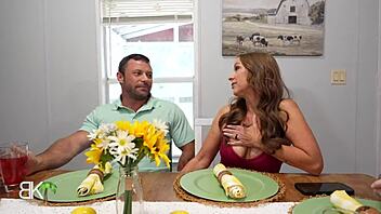 Mostohaanya csábítja nagy farkú mostohafiát, míg a tudatlan mostohaapa telefonál