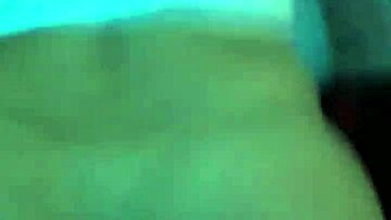 Latinka Katalina razkazuje seksi veliko rit in joške v novem