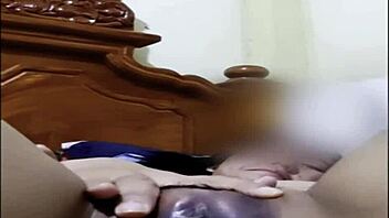 菲律宾女孩锁门进行视频通话性爱