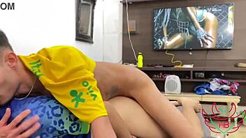 branquelo safado foi arrombado pelo magrinho no cu apertado...