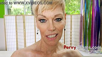 Hej, kan du tro att den här 70-åriga styvmamman försöker få mig att knulla?