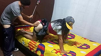 Encontre a mi madrastra grabandose eroticamente en mi departamento luego me pidio ayuda para completar el video porno real casero 1!