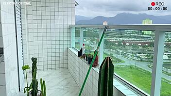 Latinalainen työntekijä kiusoittelee shortseilla ja upealla persellä