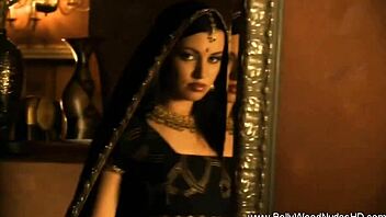 Exotisk brunett från Indien klär av sig hett