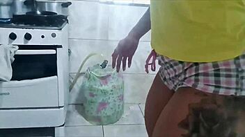 ele n�o aguenta de tesao ao me ver na cozinha with milf clit and big pussy