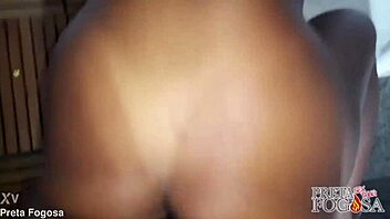 novinha dando o rabo e levando gozada no rosto sem camisinha