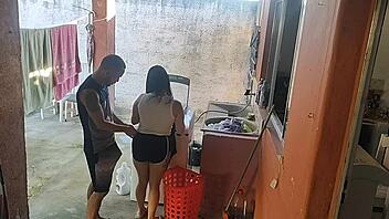 Esposa saiu e a empregada n�o resistiu ao meu pau ereto