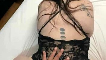 نيك كس لاتينية سيكسي بإصبع في طيز كبيرة