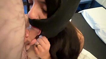 enmascarada putita se deja nalguear y acabar en boca 😈