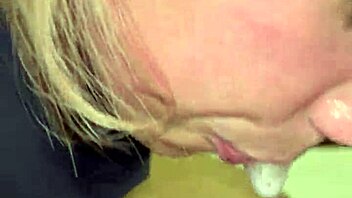 Blowjob close up sloppy split