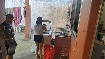 Esposa saiu e a empregada n�o resistiu ao meu pau ereto