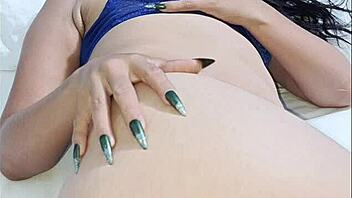 Quiero follarme a un rico chico y sentarme en su polla apretarselo con mi culo grande