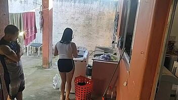 Esposa saiu e a empregada n�o resistiu ao meu pau ereto