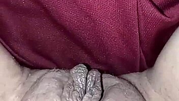 she's warming her wet pussy with a hairdryer after peeing 😳