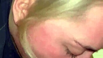 Blowjob close up sloppy split