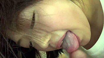 ¡Hermanastra Japonesa Pequeña 18+ Le Da Primera Mamada a Hermano Virgen en JAV Sin Censura!