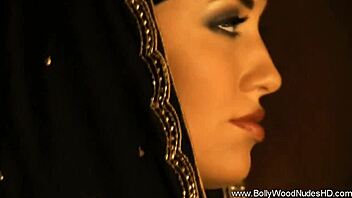 Exotisk brunett från Indien klär av sig hett