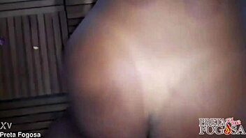 novinha dando o rabo e levando gozada no rosto sem camisinha