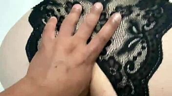 نيك كس لاتينية سيكسي بإصبع في طيز كبيرة