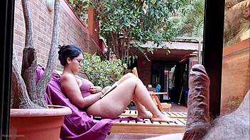 Hé, mon demi-fils exhibe sa grosse queue sur la terrasse !