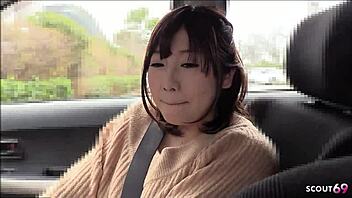 日本ティーン18+がおっさんにナンパされて車フェラ。無修正JAV初体験アクション展開！