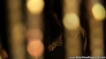 Exotisk brunett från Indien klär av sig hett