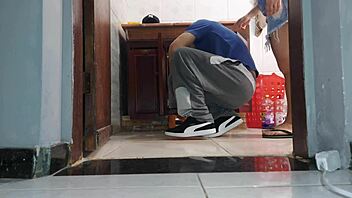 미니스커트 아내가 팬티 없이 배관공 이웃을 유혹해