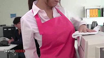 アジアンOLの秋野ちひろがハードコアフェラを披露し、中出しを渇望！