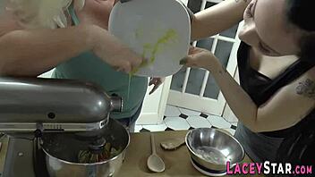 Bedstemor leger med brits fisse med banan - Vil du se denne vilde oralsex?