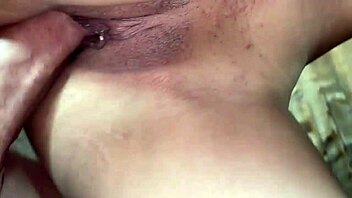 Mi hermanastro llega cansado y le doy una mamada y el me folla