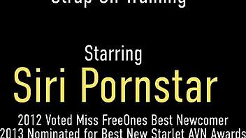 Isotissinen Siri straponilla nussi blondia Dayna Vendettaa doggystylissä!