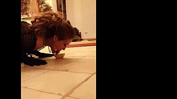 Sexig MILF katt-tjej poserar i lingeri och stövlar solo