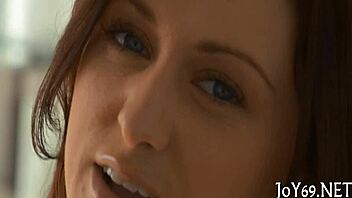 Ванилова тийнейджърка 18+ в софткор игра с тесна мокра путка!