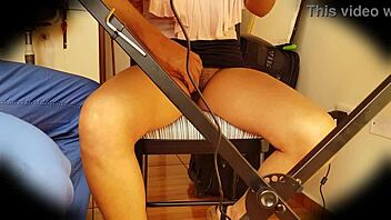 Colombian secretary in skirt, no panties, gets sensual voyeur attention