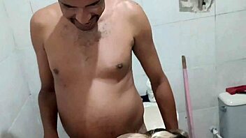 MILF suger blind mands pik efter sæd