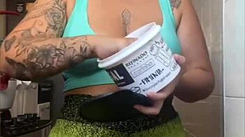 Usa Exhibitionist Flashes Pussy In Tight Shorts!