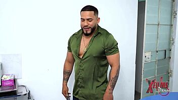 Masajista falso provoca orgasmos a una cliente con culo y tetas enormes