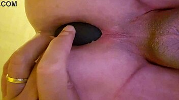 un amateur se fait sodomiser avec un plug anal.