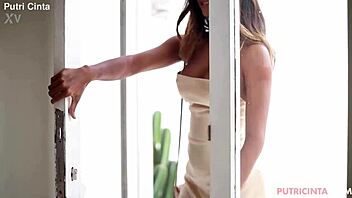 Putri cinta in unwind asian model 😊