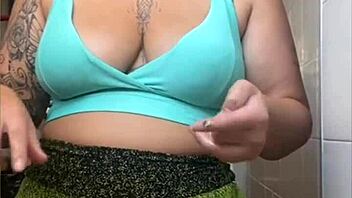 Usa Exhibitionist Flashes Pussy In Tight Shorts!